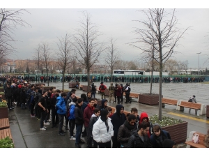 Oyun Meraklıları Metrelerce Kuyruk Oluşturdu