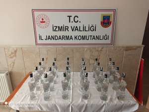 İzmir’de Otomobil Bagajında Sahte Rakı Ele Geçirildi