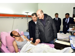 Bakanlar Yaralı Depremzedeleri Ziyaret Etti