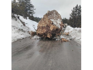 100 Tonluk Kaya Yola Düştü
