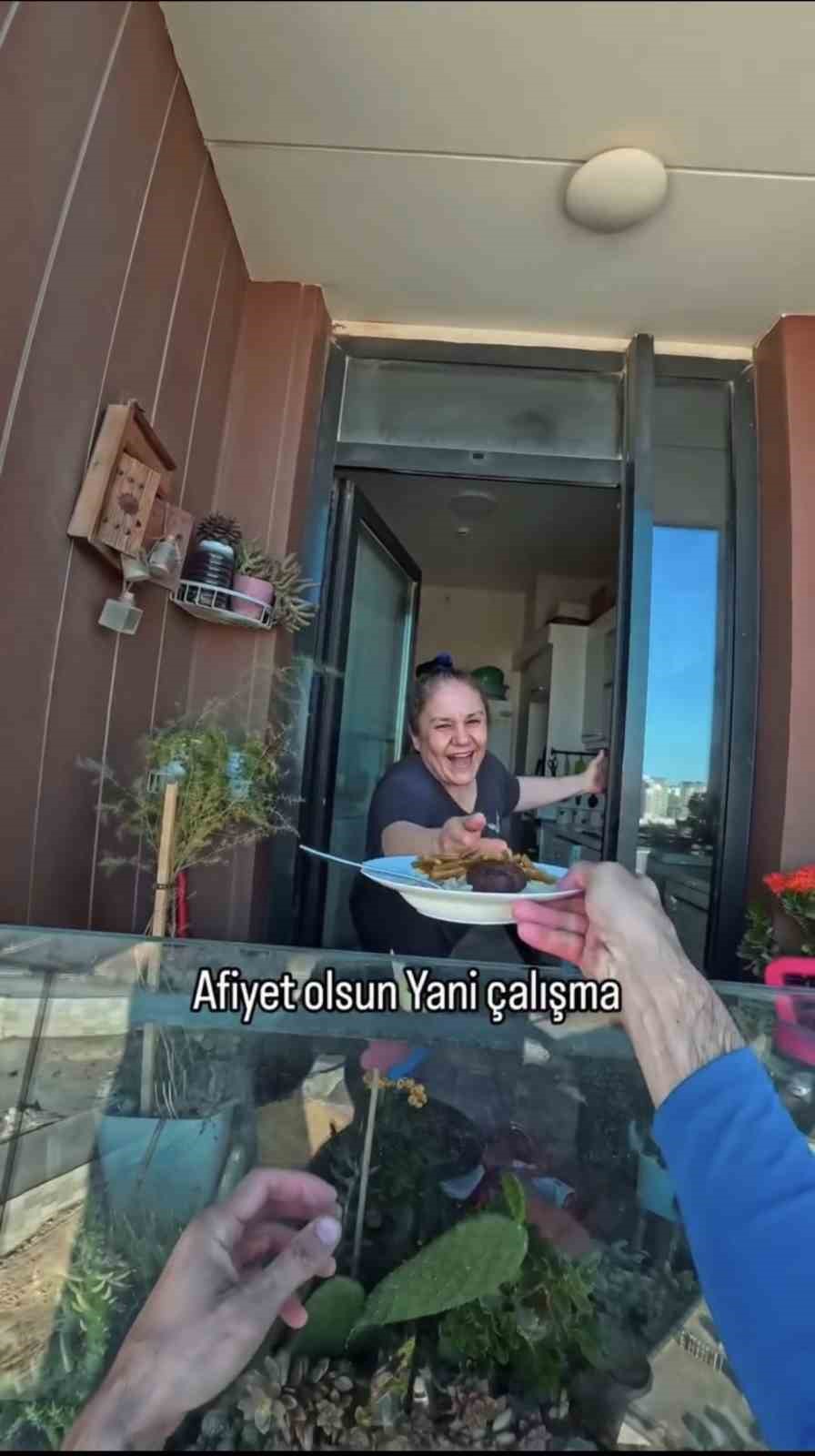 100-metre-yukseklikte-gokdelen-temizligi-yapanlara-kofte-patates-pilav-ikrami