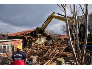 Manisa Valiliği Deprem Hasarının 4 İlçeye Ulaştığını Açıkladı