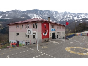 Trabzon’da Bir Okulda Çatlaklar Nedeniyle Boşaltma Kararı Alındı