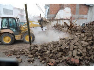 Akhisar’da Hasarlı Binaların Yıkımı Devam Ediyor