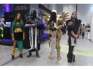 Kılıçlarını Kuşanıp Oyun Oynamaya Geldiler