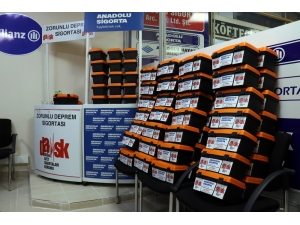 Sakaryalı Sigortacı Farkındalık İçin Vatandaşlara Ücretsiz Deprem Çantası Dağıttı