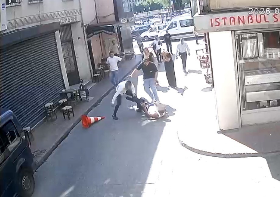beyoglu-nda-sarkintilik-iddiasi-kanli-bitti-tekme-tokat-ve-dubayla-dovulen-sahis-bicaklandi
