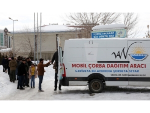 Kütüphanedeki Öğrencilere Sıcak Çorba