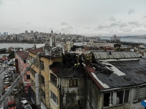 Eminönü’nde Isınmak İçin Kullanılan Elektrikli Soba Yangın Çıkardı
