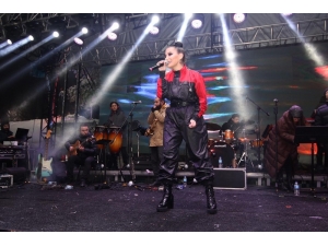 Ünlü Pop Sanatçısı İrem Derici’ye Büyükşehir Belediyesinden Tepki