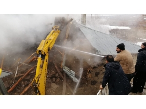 Metruk Evde Yangın Çıktı, Yavru Köpekler Telef Oldu