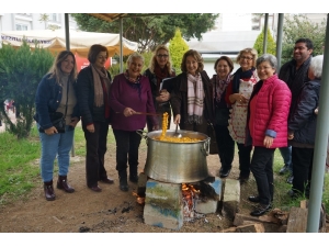 Mezitli’nin Gönüllü Kadınları, Turunç Reçeli Yaparak Kız Çocuklarını Okutuyor
