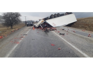 Afyonkarahisar’da Nar Yüklü Tır Devrildi, 1 Yaralı
