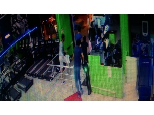 Deprem Anında Sürünerek Dışarı Çıktı