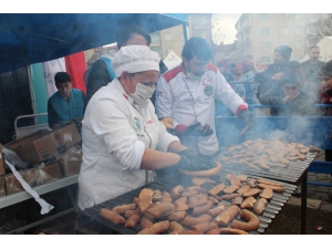 Festival İptal Edildi, 1 Ton Sucuk Elazığ’da Depremzedelere İkram Edildi