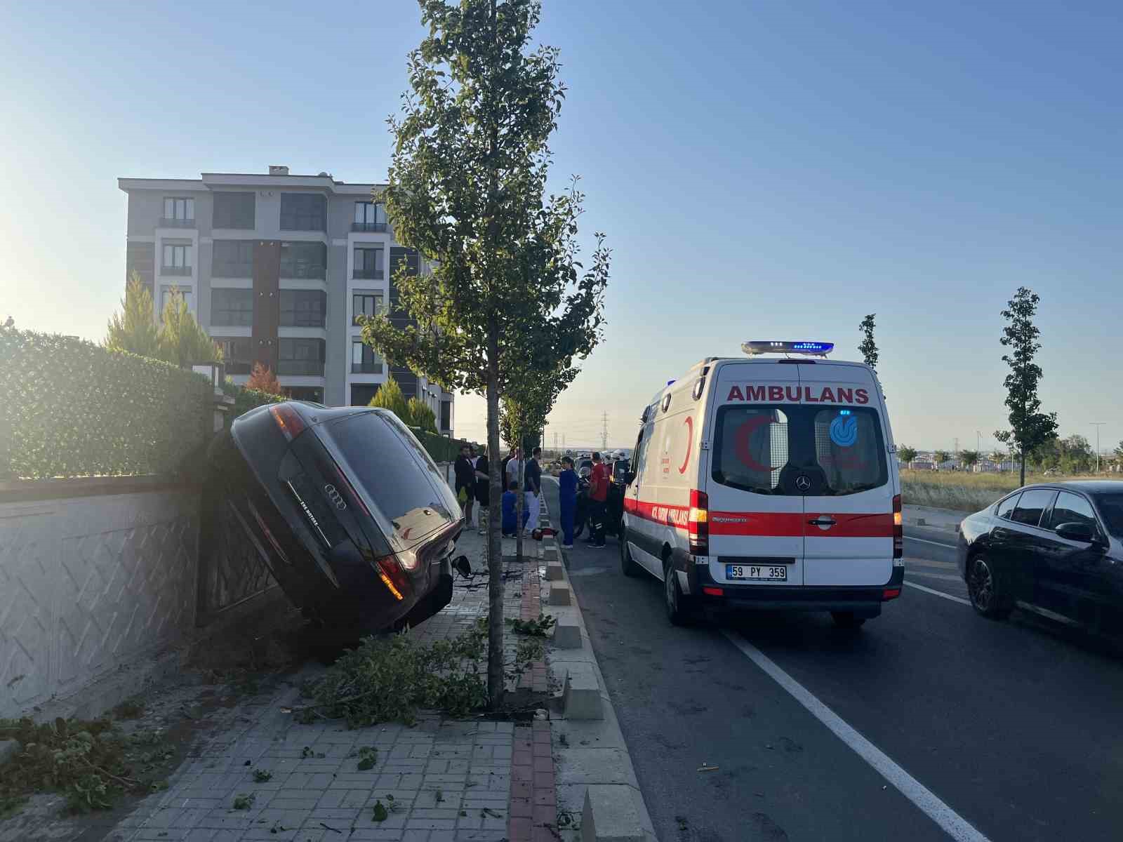 tekirdag-da-kaldirimi-asan-otomobil-duvarda-yan-durdu