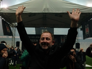 Sergen Yalçın, 20 Bin Taraftarın Önünde İmzayı Attı