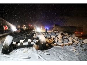 Erzincan’da Tır İle Kar Küreme Çalışması Yapan İş Makinesi Çarpıştı