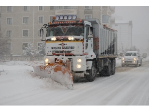 Belediye Ekipleri Karla Mücadele Çalışmalarını Sürdürüyor