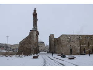 Sivas Beyaza Büründü, 662 Köy Yolu Ulaşıma Kapandı