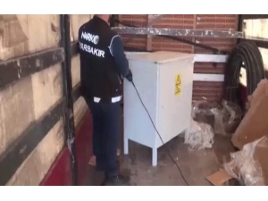 Uyuşturucuyu ‘Dikkat Ölüm Tehlikesi’ Yazan Panoya Saklamışlar