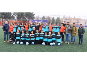 Şanlıurfalı Kızlar Sahaya İndi