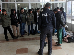 Adana’da 12 Kaçak Göçmen Yakalandı