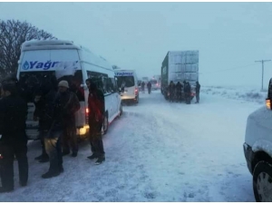 Kayseri-ankara Ve Kayseri-niğde Yolu Kar Yağışı Nedeniyle Trafiğe Kapatıldı