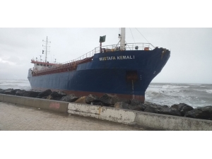 Hatay’da Kargo Gemisi Karaya Oturdu