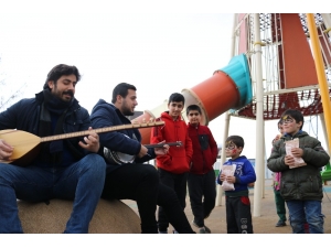 Gönüllü Öğretmen Kardeşler, Depremzede Çocukları Mutlu Ediyor