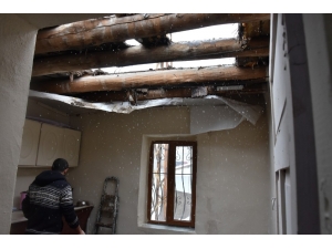 Hakkari’de Yağışlardan Dolayı Bir Evin Damı Çöktü