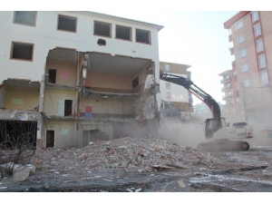 Depreme Dayanıksız Olduğu Tespit Edilen Okulun Yıkımına Başlandı