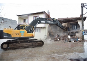 Deprem Bölgesinde Çalışmalar Devam Ediyor