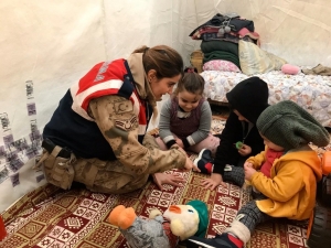 Jandarmanın Kadın Personelleri, Depremzede Çocukları Yalnız Bırakmıyor