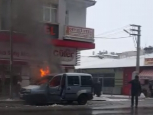 Park Halindeki Hafif Ticari Araç Alev Alev Yandı