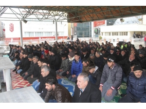Deprem Sonrası İlk Cuma Namazında Elazığ’da Camiler Doldu, Taştı