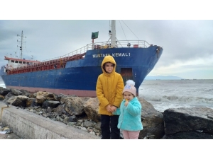 Hatay’da Karaya Vuran Gemi Vatandaşların İlgi Odağı Oldu