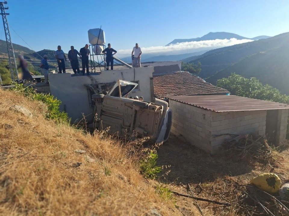 belen-de-hafif-ticari-arac-evin-bahcesine-uctu