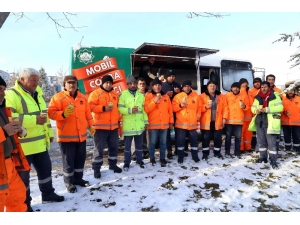 Kar Mesaisinde Çalışan Personele Sıcak Çorba