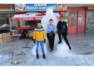 Çocuklar İki Metre Boyunda Kardan Adam Yaptı