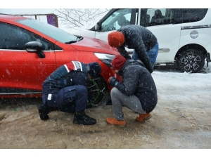 Jandarma Yolda Kalan Araçlara Zincir Taktı