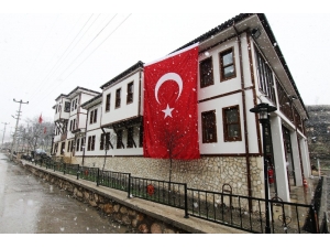 Yunan Vekile Bayraklı Tepki