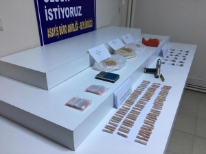 Şüpheli Aracın Cam Açma Kapama Haznesinin İçerisinden Çıkanlar Polisi Şoke Etti