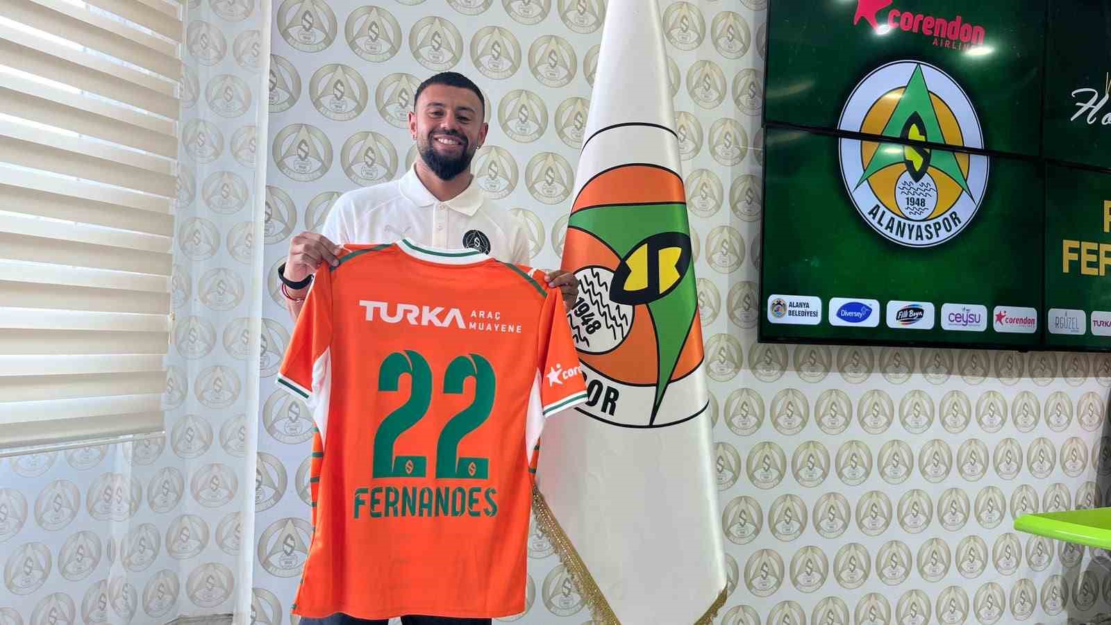 alanyaspor-aek-formasi-giyen-paolo-fernandes-i-kiralik-olarak-kadrosuna-katti