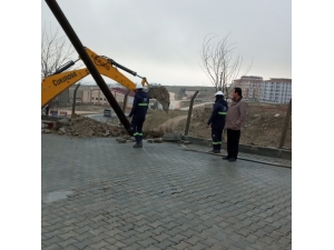 Şiddetli Rüzgar Elektrik Direğini Devirdi