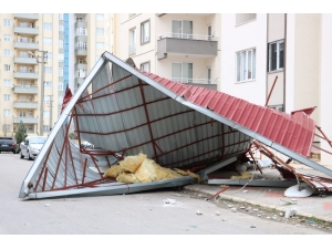 Rüzgar Çatıları Uçurdu, Tipi Ulaşımı Vurdu