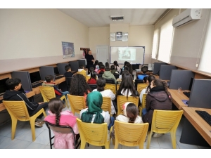 Öğrencilerden Motivasyon Seminerine Yoğun İlgi