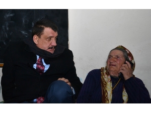 Depremzede Cemile Teyzeye Başkan Gürkan Sahip Çıktı