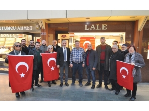 Çarşıyı Türk Bayraklarıyla Donattılar