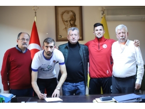 Menemenspor’dan Defansa Takviye